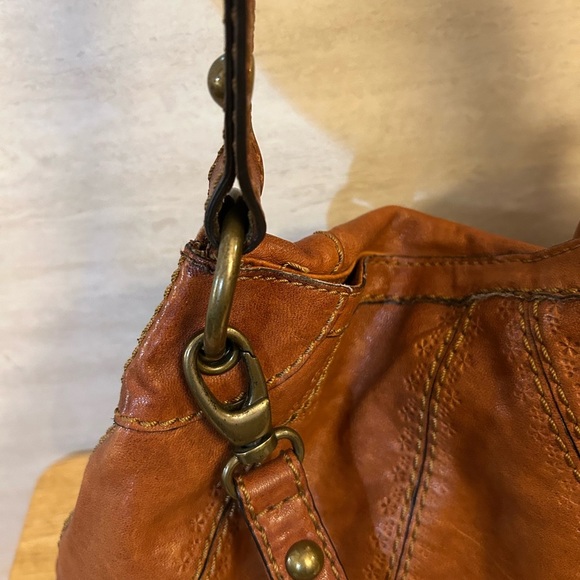 Fossil Rustic Brown Leather 2 in 1 Crossbody/ Shoulder Bag with Vintage Appeal - Picture 8 of 14